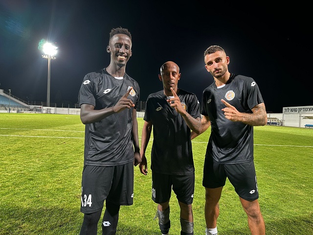 גברה (משמאל) ואיילה (באמצע). המצטיינים של כפר שלם (נזיה סולטאן)